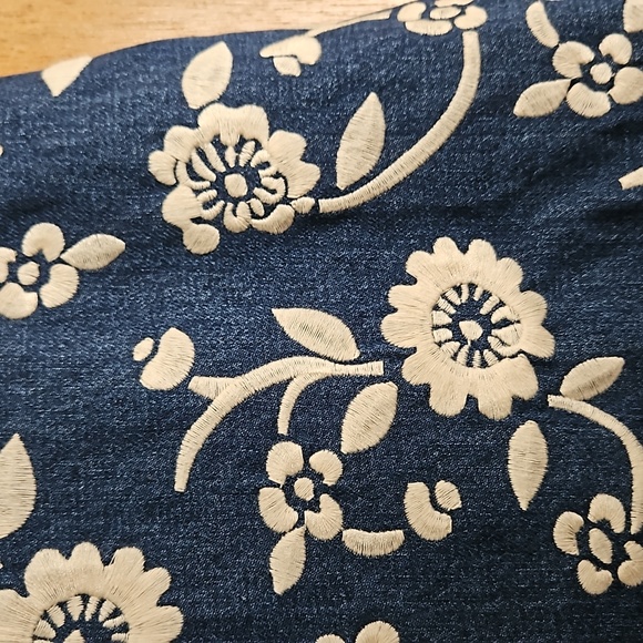 Boden Blue Denim Embroidered Skirt sz 4 - Picture 2 of 6